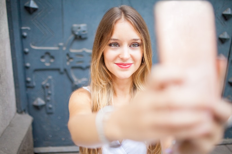 selfie telefon dziewczyna mesia społecznościowe-min